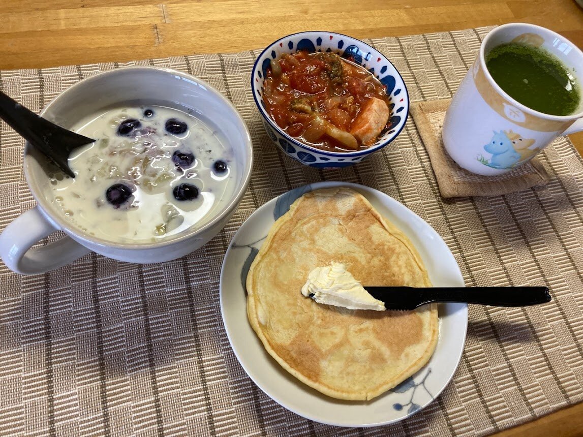 おこもり生活３日目の朝昼ご飯と晩酌 蒟蒻ゼリー入りヨーグルト インスタントラーメン ナス焼き他 お酒大好き ズボラおばさんのリアルな家呑みとネコ