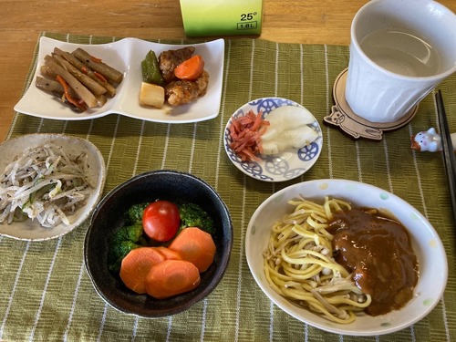 ボンカレー焼きそば、酢豚、ゴボウの甘辛煮、蒸し野菜ほか