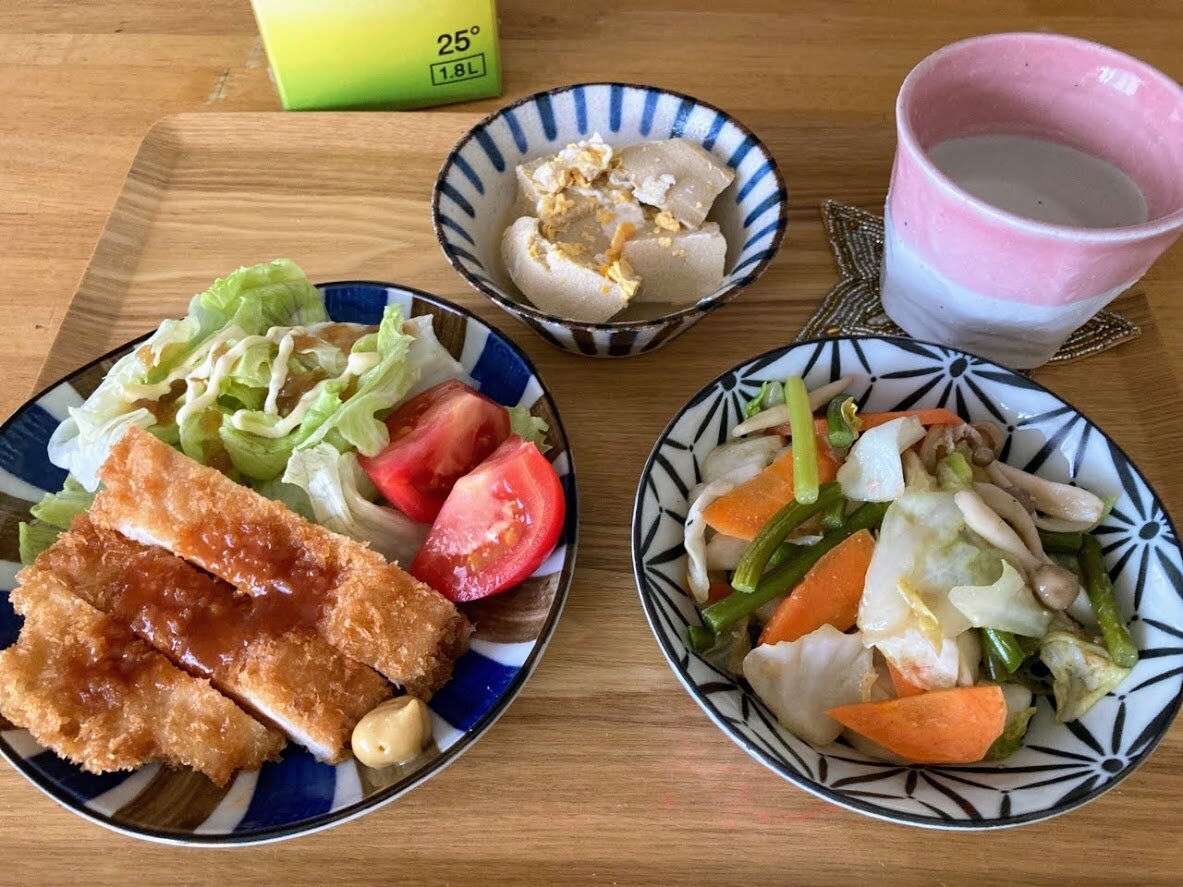 ジャンボチキンカツ 肉野菜きのこ炒め 高野豆腐の卵とじ お酒大好き ズボラおばさんのリアルな家呑みとネコ