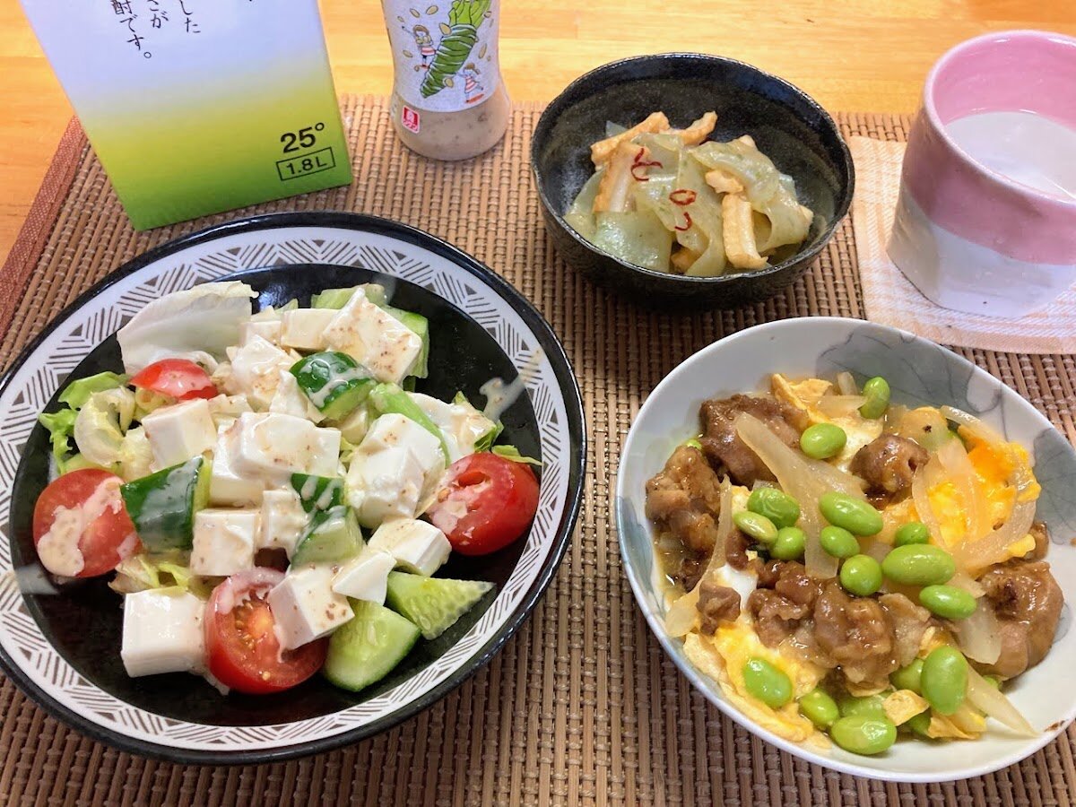 焼き鳥卵とじ 豆腐サラダ 刺身コンニャクのキンピラ お酒大好き ズボラおばさんのリアルな家呑みとネコ
