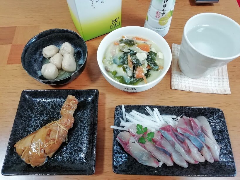 ふくらぎの刺身 タラの煮付け 食べる味噌汁 里芋のうま煮 お酒大好き ズボラおばさんのリアルな家呑みとネコ ふくらぎの刺身 タラの煮付け 食べる味噌汁 里芋のうま煮 お酒大好き ズボラおばさんのリアルな家呑みとネコ