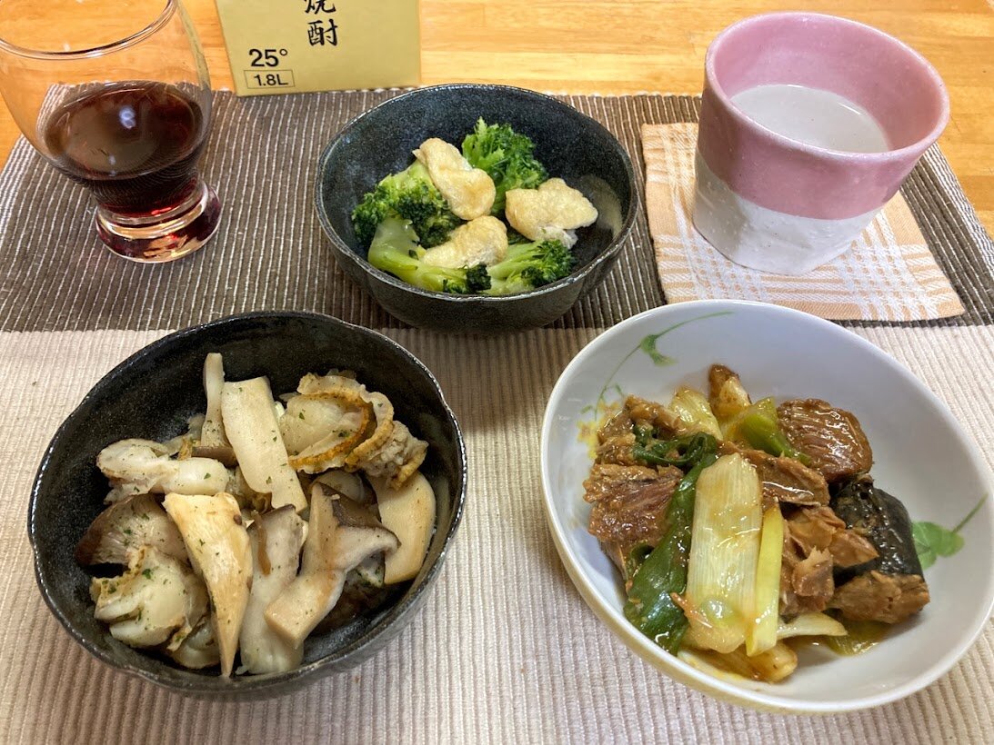 ホタテとエリンギの酒蒸し サバ味噌缶詰とネギ ブロッコリーと薄揚げ煮 お酒大好き ズボラおばさんのリアルな家呑みとネコ