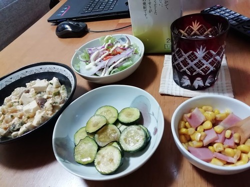 餃子で麻婆豆腐、コーンベーコン、キムチサラダ他