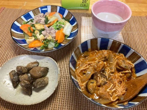 鯖水煮缶のトマトジュース煮込み、肉野菜オイスターソース炒め、業務スーパーのスモーク牡蠣オイル漬け