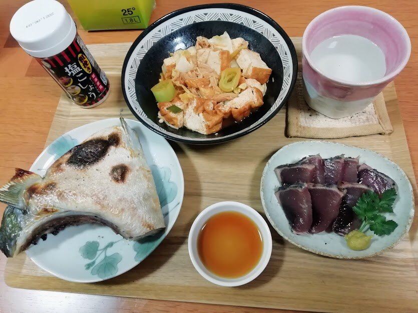 ぶりかま塩焼き かつおのたたき 厚揚げコチュジャン炒め お酒大好き ズボラおばさんのリアルな家呑みとネコ ぶりかま塩焼き かつおのたたき 厚揚げコチュジャン炒め お酒大好き ズボラおばさんのリアルな家呑みとネコ