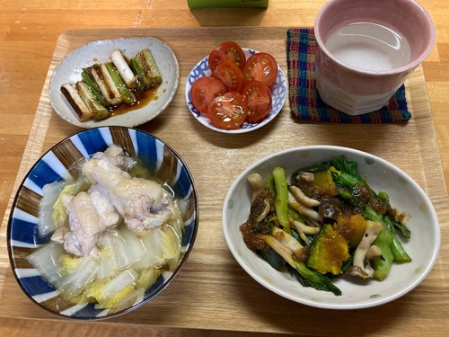 手羽元と白菜のほっこり煮、焼きネギ醤油漬け、菜の花の蒸し焼き、トマトのオリーブオイルがけ