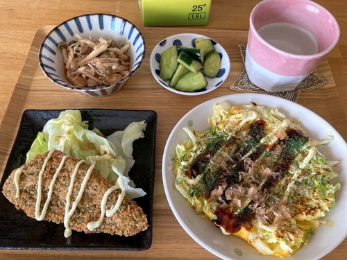 お好み焼き風キャベツのオムレツ、鯖の磯辺フライ、きのこコチュジャン和え、キュウリ漬け