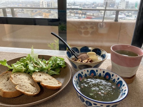 今日の朝昼ご飯と晩酌、業務スーパーの冷凍フランスパン、勝山水菜など