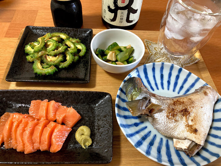 ブリカマ塩焼き サーモン刺身 ゴーヤ炒め他 お酒大好き ズボラおばさんのリアルな家呑みとネコ