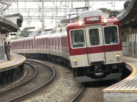 1200px-Kintetsu8000Series03