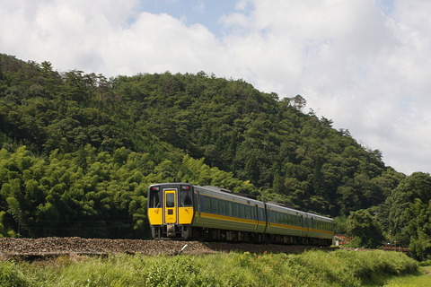 1024px-JRW_187_LimitedExpress_Oki