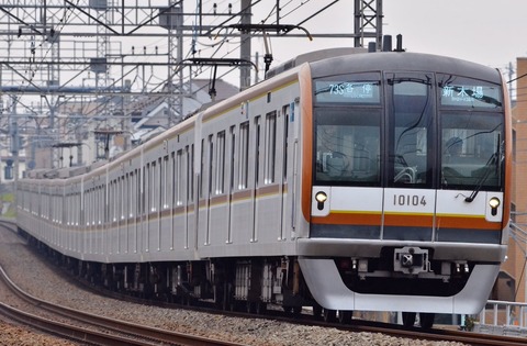 Tokyo_metro_10000_series_bound_for_shinkiba