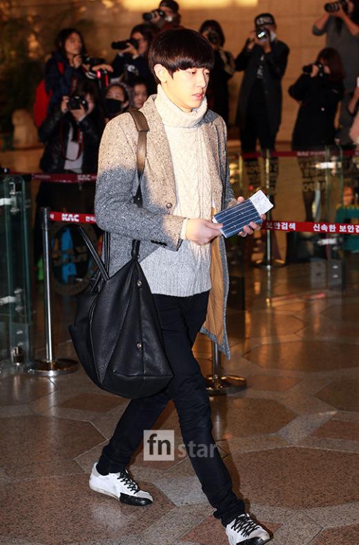 ランウェイはエアポート K Popスター Exo 代々木体育館へ出発 ツイードjkにざっくりニットのチャニョル イ ヨンエ