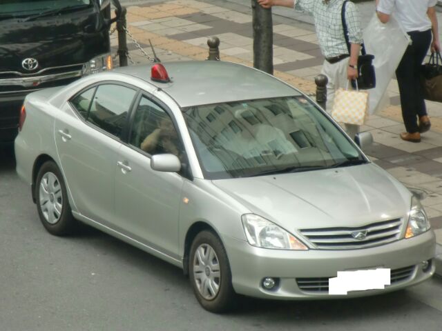 大阪府警の少し古い覆面パトカー １人の広域機動捜査官