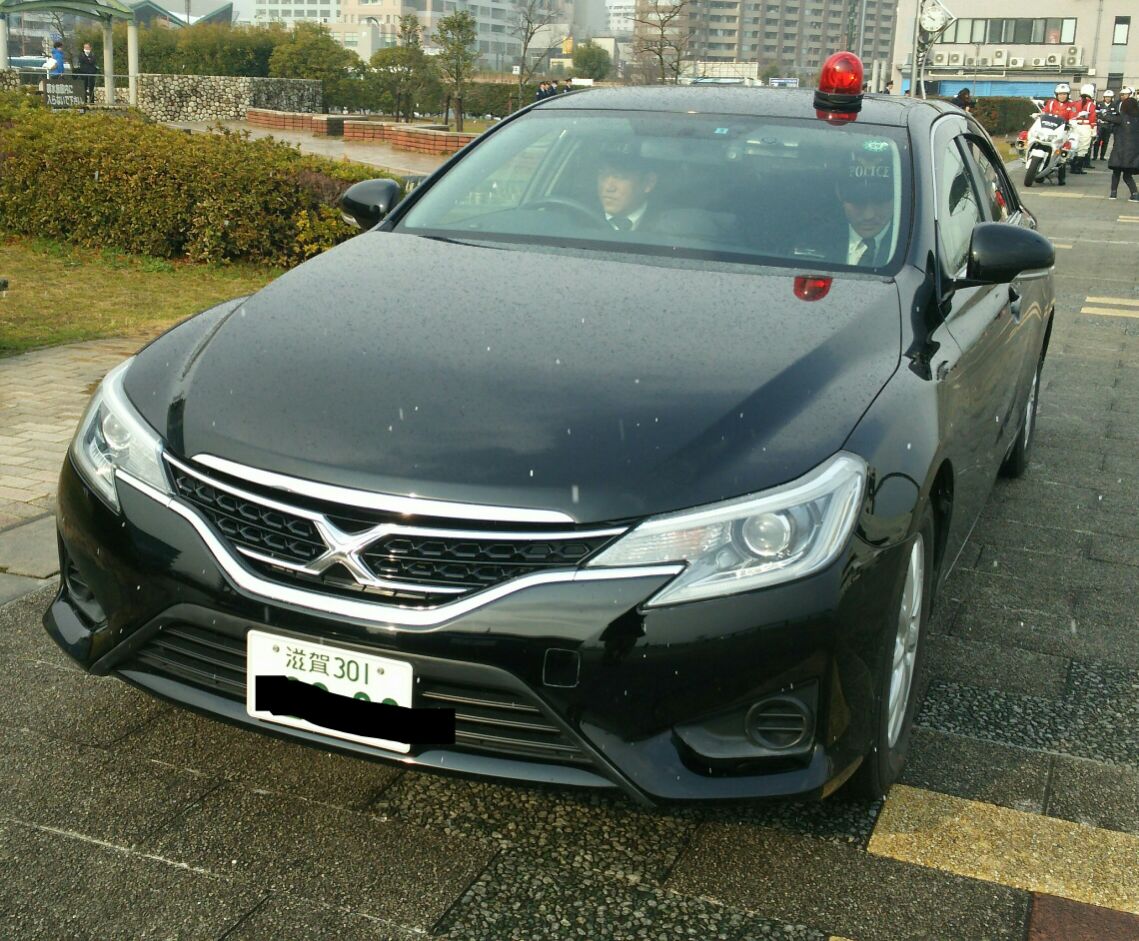 平成２９年 滋賀県警察年頭視閲式 黒のトヨタ マークｘと日産 ｖ３６スカイラインの覆面パトカー １人の広域機動捜査官