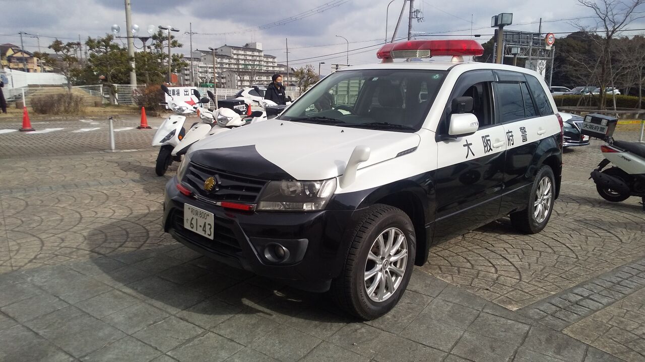 令和三年 富田林市成人式に来ていた大阪府警富田林警察署スズキ エスクードの白黒パトカー 大阪府警機動捜査隊黒マークx等々 1人の広域機動捜査官 令和三年 富田林市成人式に来ていた大阪府警富田林警察署スズキ エスクードの白黒パトカー 大阪府警機動捜査隊黒マークx等々 1人の広域機動捜査官