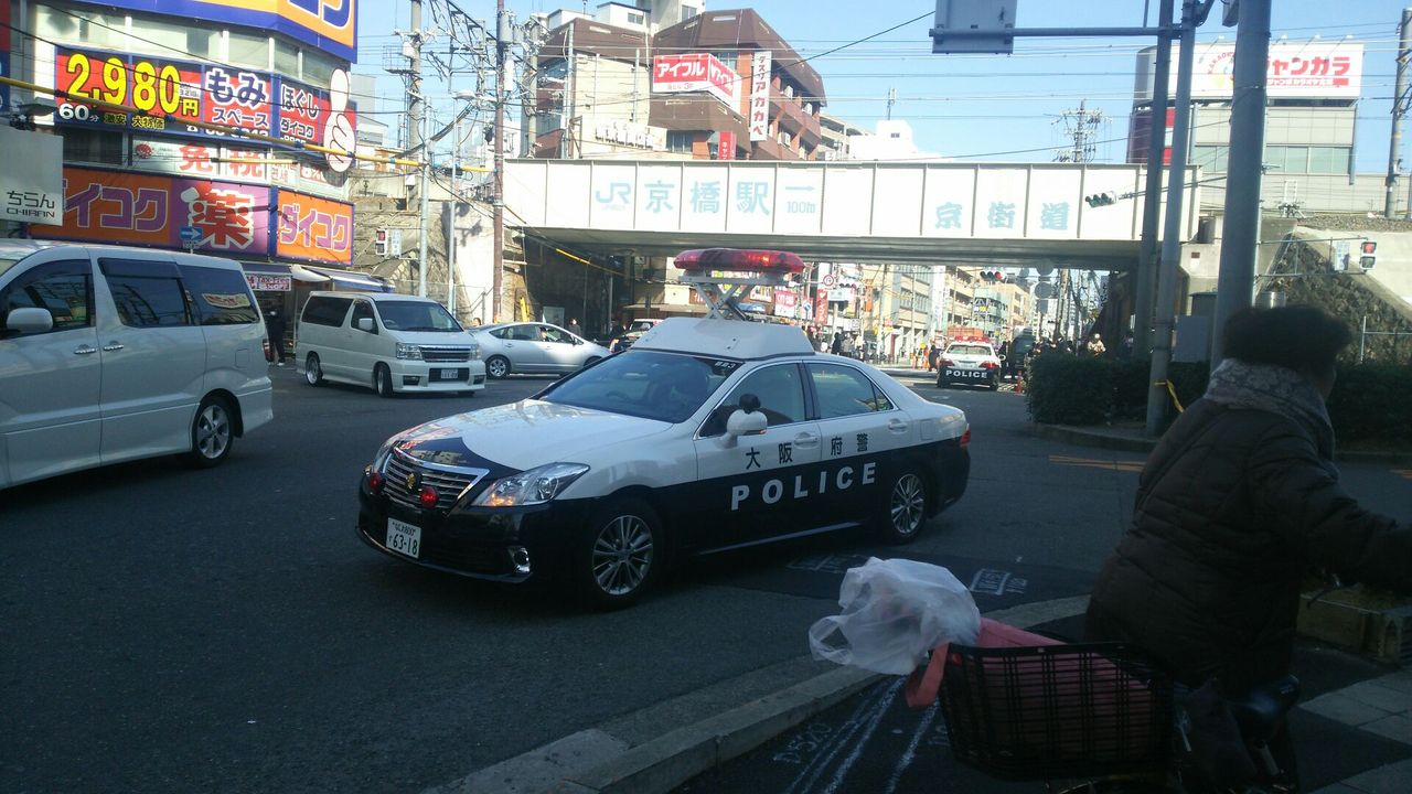大阪市都島区東野田２丁目路上で 警官が職務質問中に発砲事案 で臨場の警察車両 １人の広域機動捜査官