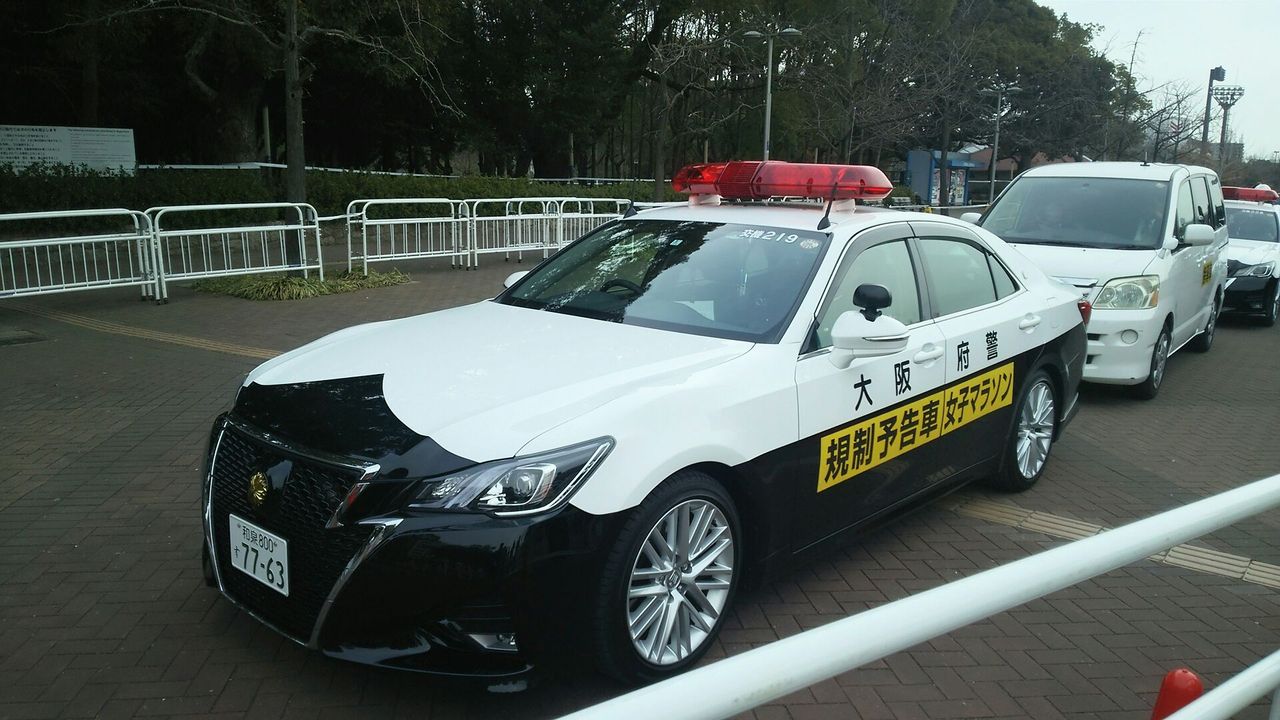 第３７回 大阪国際女子マラソンの先導車両に２１０系クラウン アスリート白黒パトカーがデビュー フーターズ ガールのｒｉｋａちゃん １人の広域機動捜査官