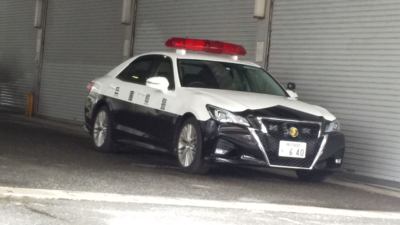 久しぶり W 人 W ｵﾋｻｰ に兵庫県警のパトカーの墓場と宝塚警察署で撮影 Sp W した画像と先週日曜日の 和歌山県警の画像です W ゞ １人の広域機動捜査官