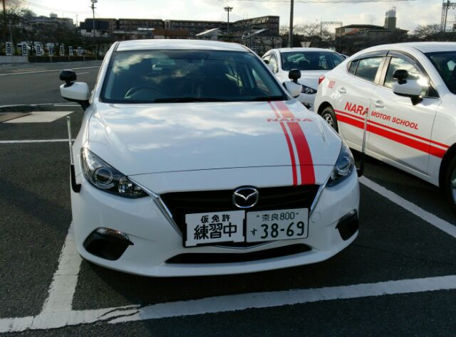 現行型マツダ アクセラの教習車 1人の広域機動捜査官 現行型マツダ アクセラの教習車 1人の広域機動捜査官