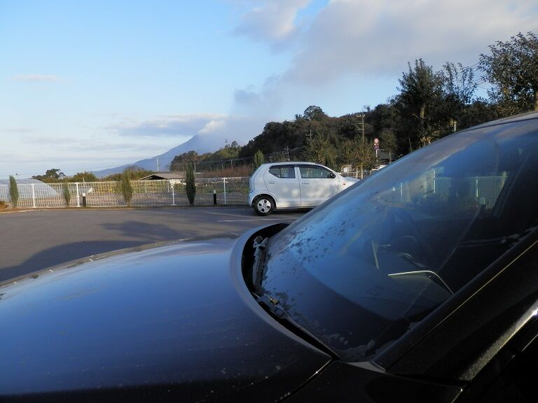 火山灰に参ったワン おでかけワンコだにゃ
