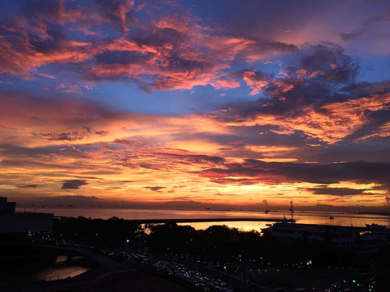 マニラ湾の夕日 海外逃亡してしまいました