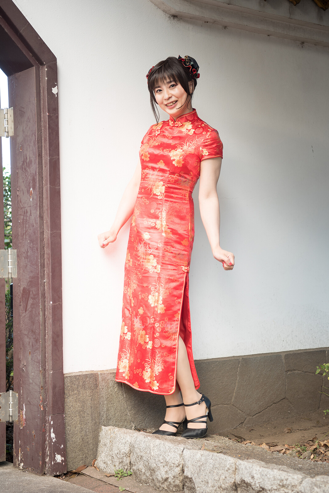 チャイナドレス姿で柱を利用したポーズ りょうこちゃんの女装日記