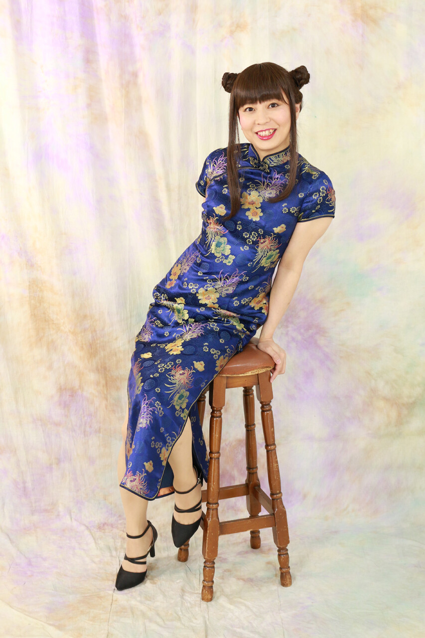 チャイナドレス姿でのポーズ研究中 りょうこちゃんの女装日記