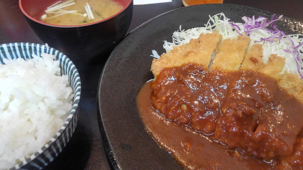 ご飯にも合う デミグラスソースで頂くロースとんかつ定食 日本橋 とんかつ吉兆 大阪グルメひとり旅