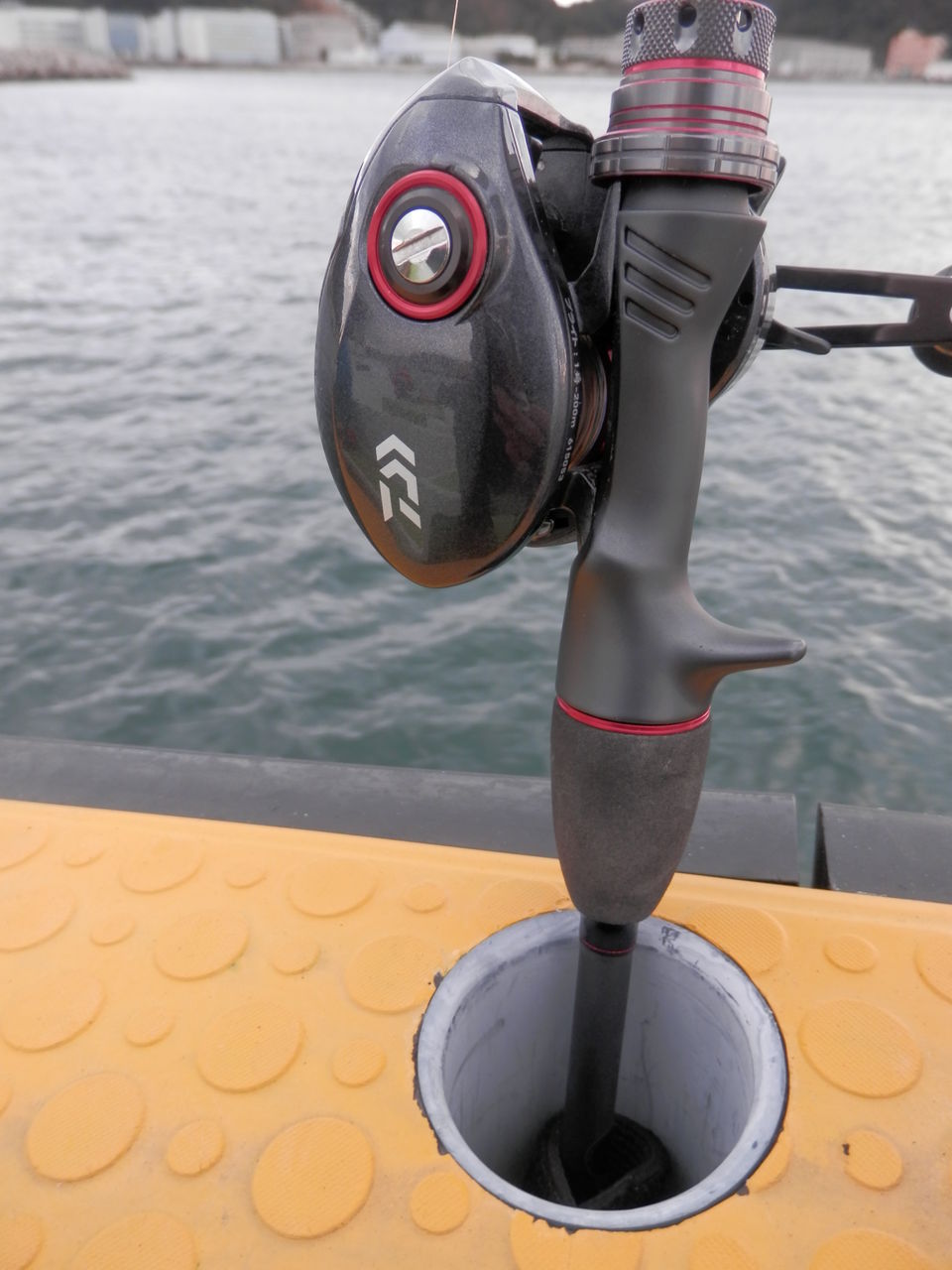 キズに注意 船縁の穴にロッドを立てる時 林良一ブログ Ryo S Method