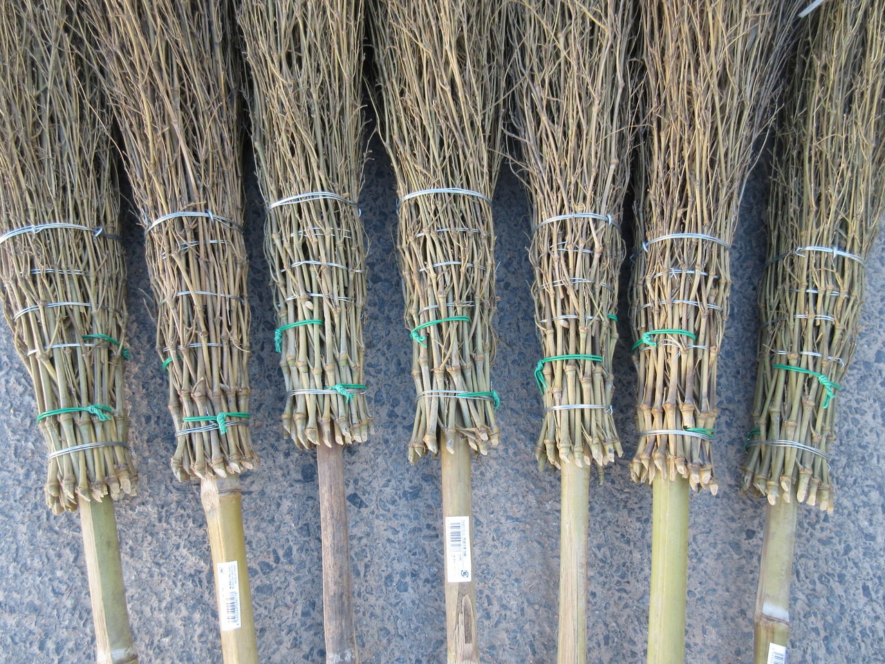 DIY HEAVEN:改善提案:その2「竹箒の柄と穂先を固定して長持ちさせる」