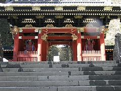 まずは仁王様が門番としてお出迎え