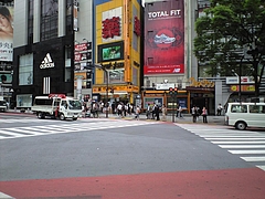 マスクを買いに並んでいます。