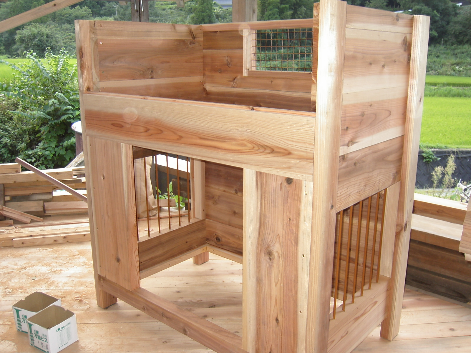 オリジナルな犬小屋 ２階建 田舎者が作るオリジナルな犬小屋