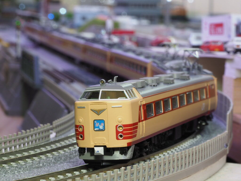 TOMIX 485系 雷鳥(クロ481-2000)編成 入線しました : 7畳部屋の TOMIX 485系 雷鳥(クロ481-2000)編成 入線しました : 7畳部屋の