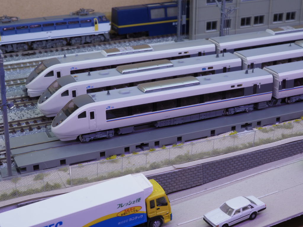 KATO 681系「しらさぎ」 入線しました : 7畳部屋の鉄道模型