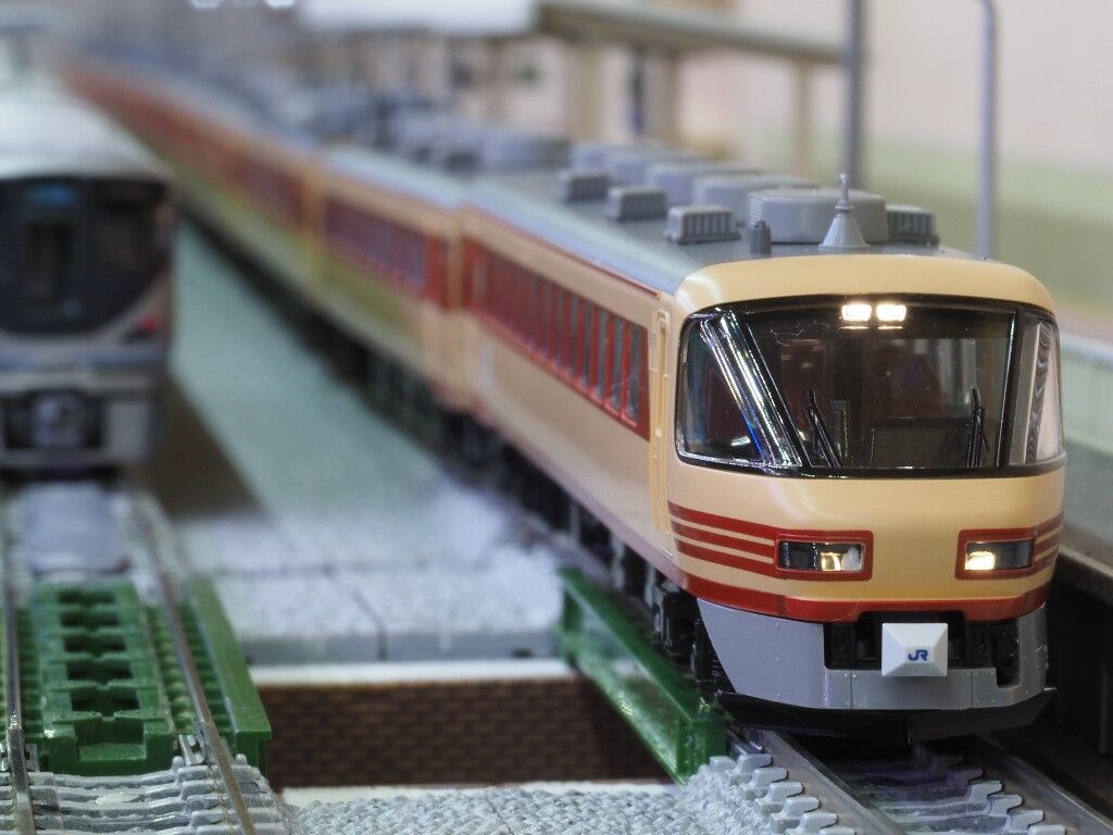 TOMIX 485系 雷鳥(クロ481-2000)編成 入線しました : 7畳部屋の TOMIX 485系 雷鳥(クロ481-2000)編成 入線しました : 7畳部屋の