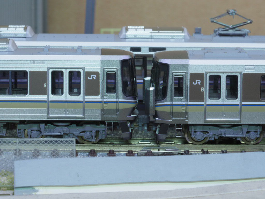 TOMIX 223系2000番台 入線しました : 7畳部屋の鉄道模型