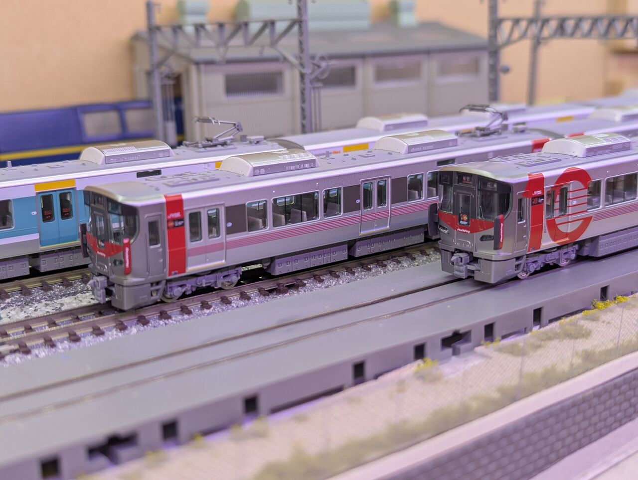 TOMIX 227系 RedWing 入線しました : 7畳部屋の鉄道模型