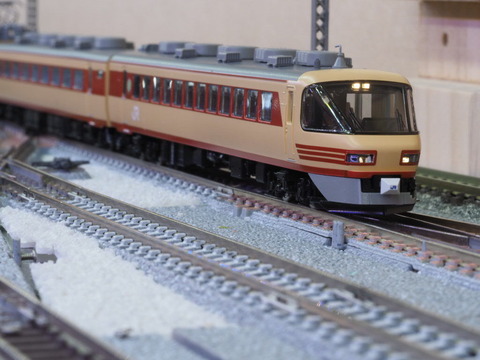 TOMIX 485系 雷鳥(クロ481-2000)編成 入線しました : 7畳部屋の