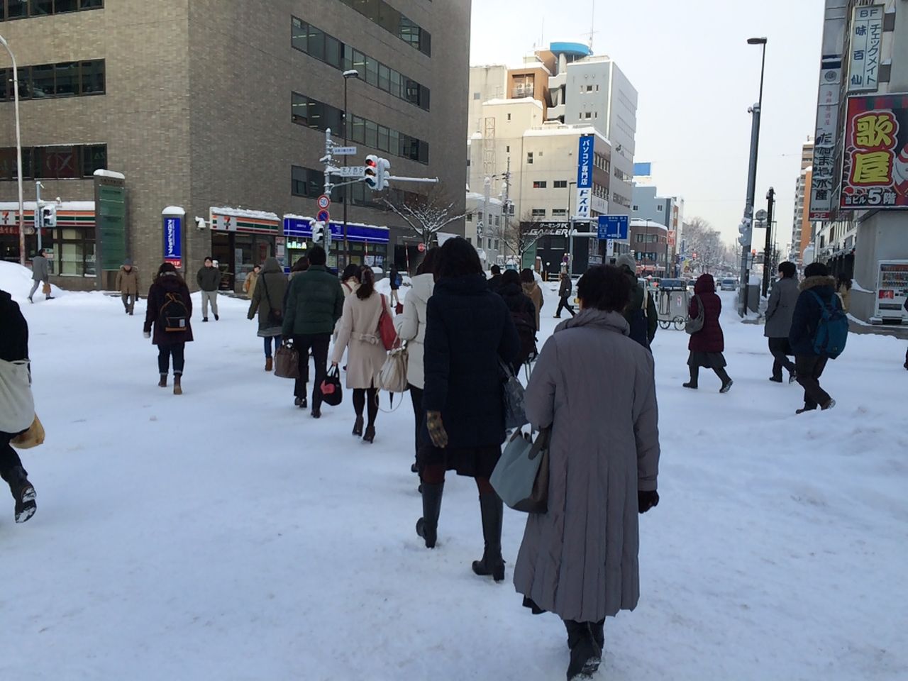 札幌真冬の寒い朝通勤風景ヨドバシカメラ付近 今日の一枚 札幌真冬の寒い朝通勤風景ヨドバシカメラ付近 今日の一枚
