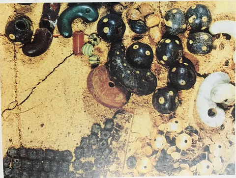 皇南洞98号トンボ玉