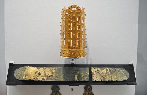 金冠塚古墳出土_金銅製冠_(模造、J-10296)・金銅製大帯_(J-7886).JPG