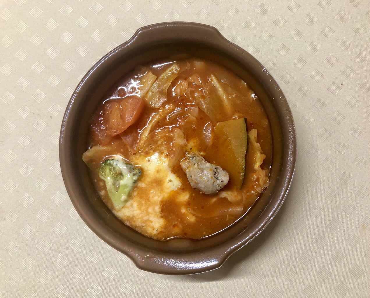 今日発売 285kcal なんとこれだけ食べればその日の野菜は十分 1日分の野菜トマトチーズ鍋がセブンイレブンから コンビニダイエットラボ