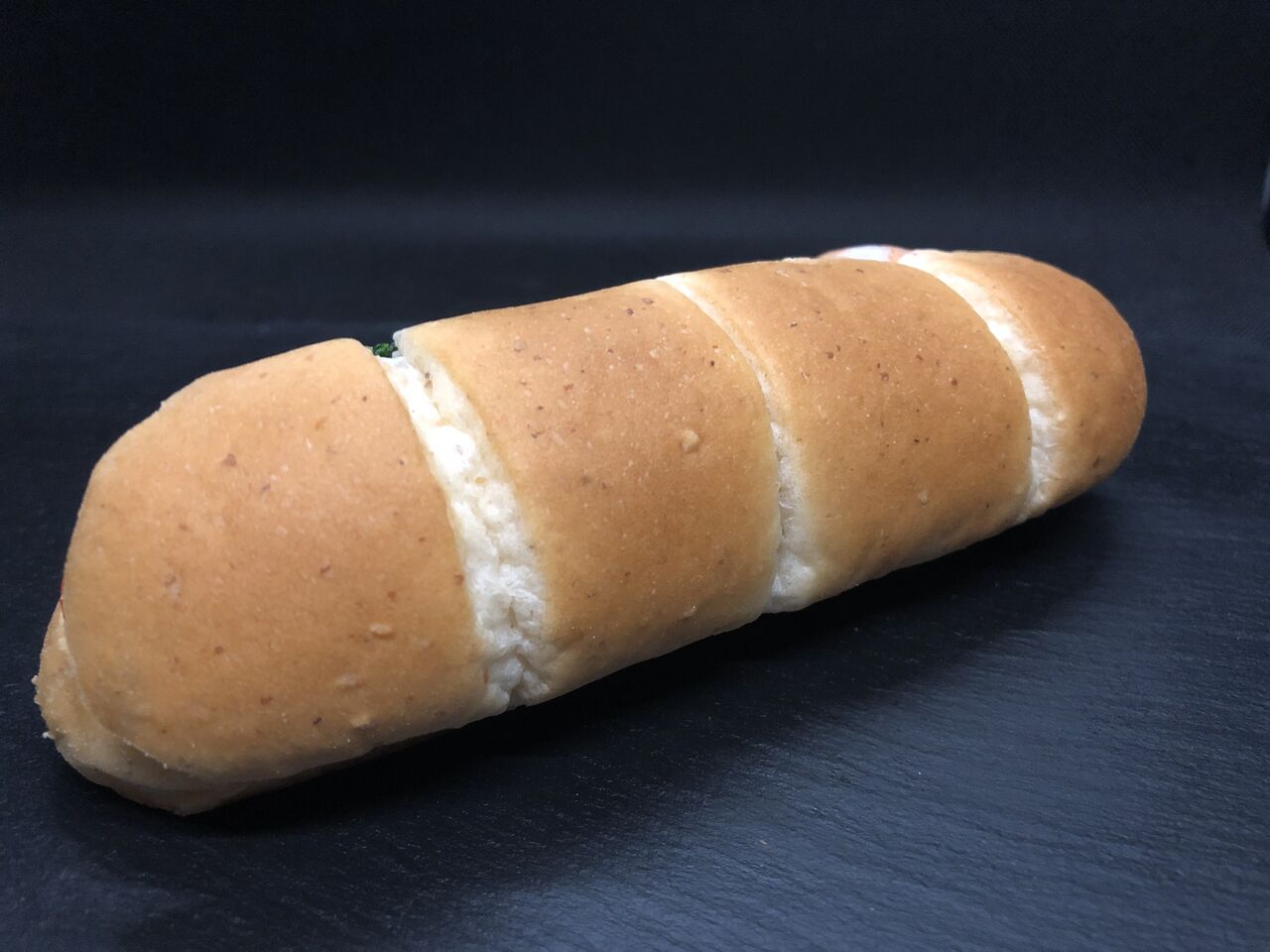 4月発売！210kcal】セブンイレブンの海老を使ったロールパンはバジル