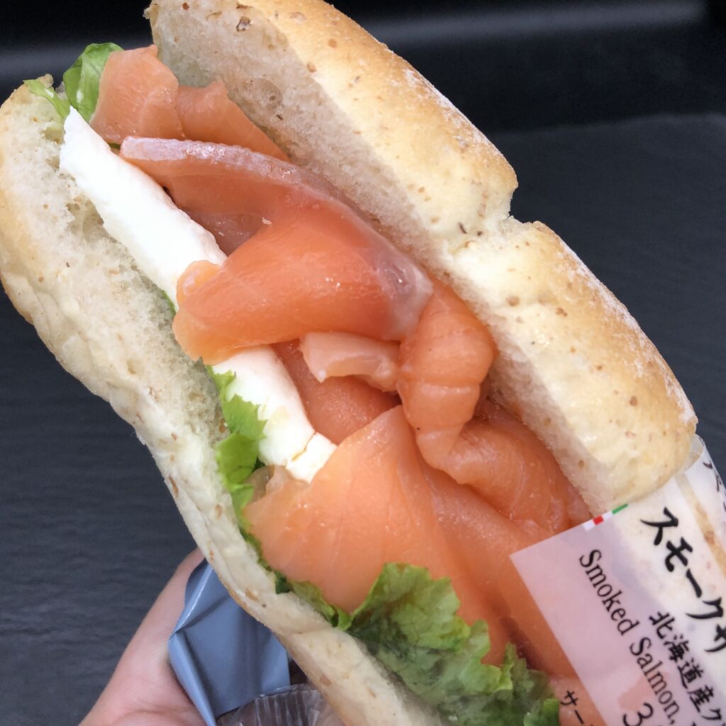 本日発売 259kcal セブンイレブンのサーモンクリームチーズはスモークの香りが食欲をそそる 健康食材をふんだんに使った商品 コンビニダイエットラボ