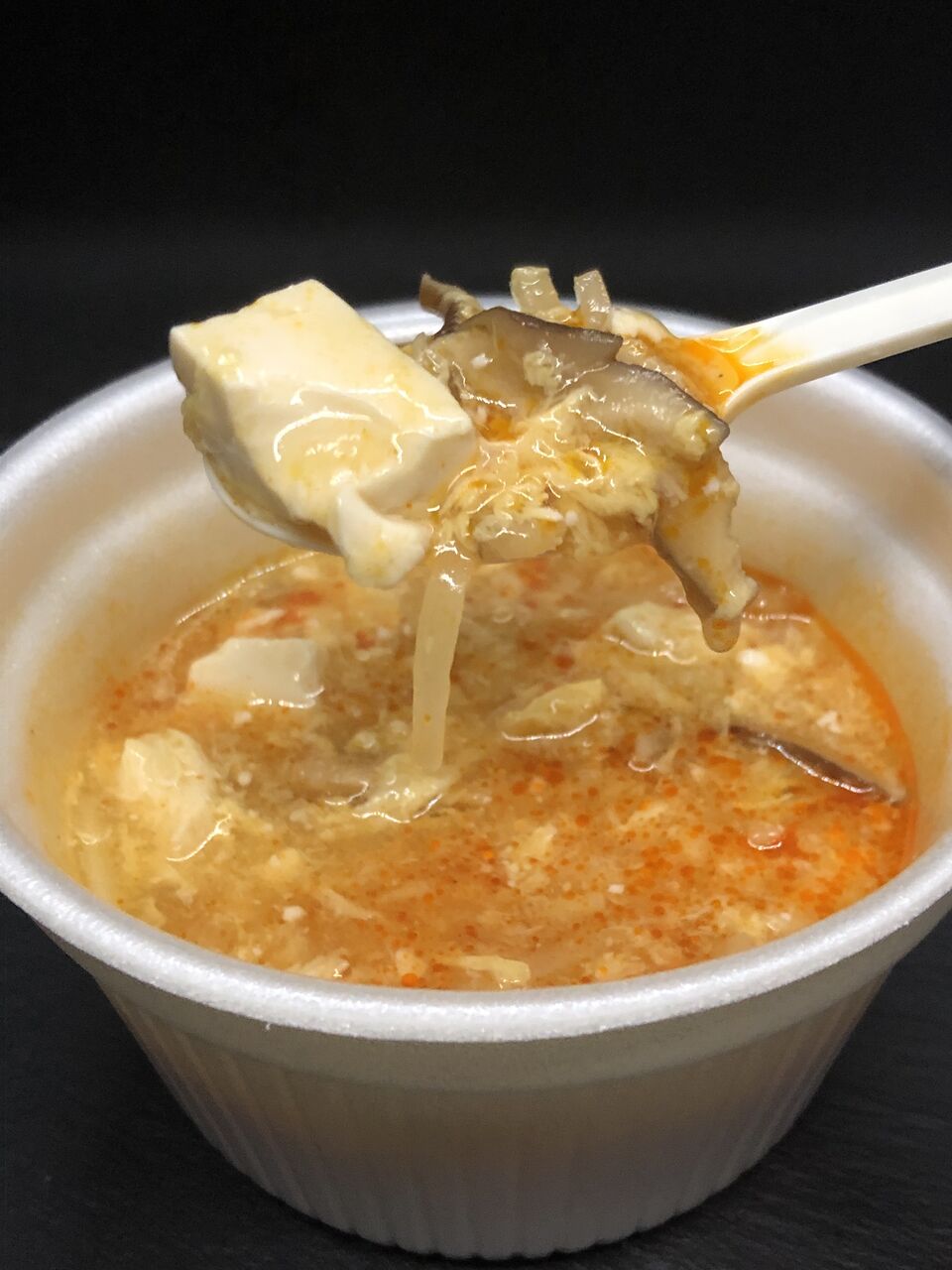 5月発売 158kcal ローソンの豆腐の酸辣湯スープは本格派の美味しさ 豆腐でたんぱく質が摂れて さらに低カロリー コンビニダイエットラボ