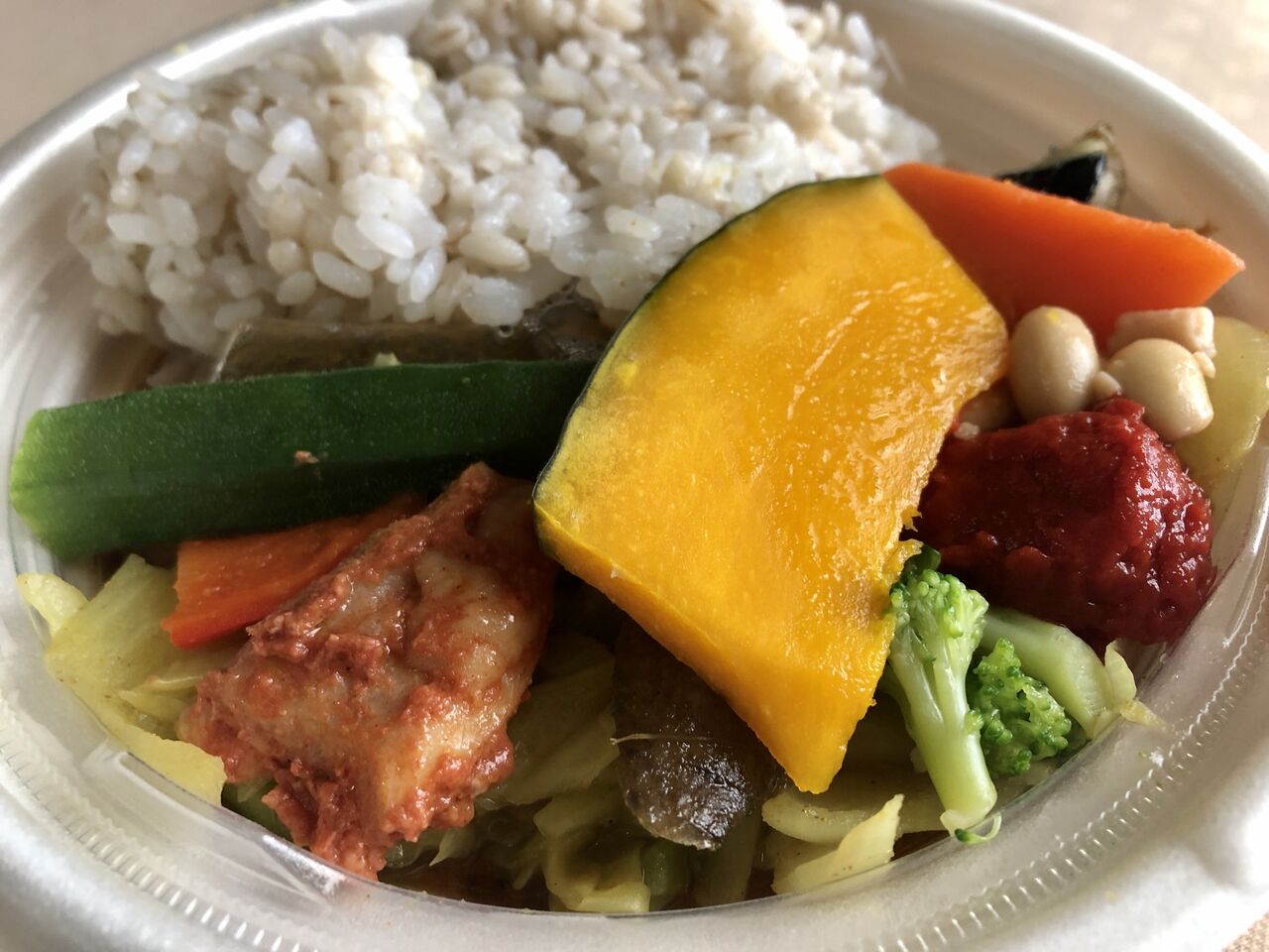本日発売 386kcal これさえ食べればシリーズ第二弾 1日分の野菜が摂れるスープカレーがセブンイレブンから コンビニダイエットラボ