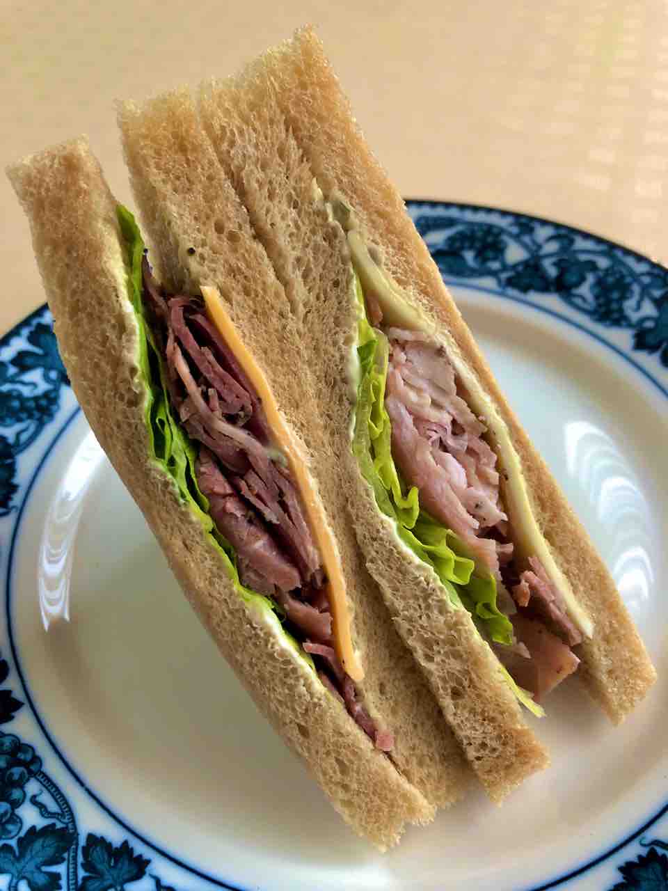ファミマの新作パストラミビーフポークは珍しい2色肉サンドイッチ コンビニダイエットラボ