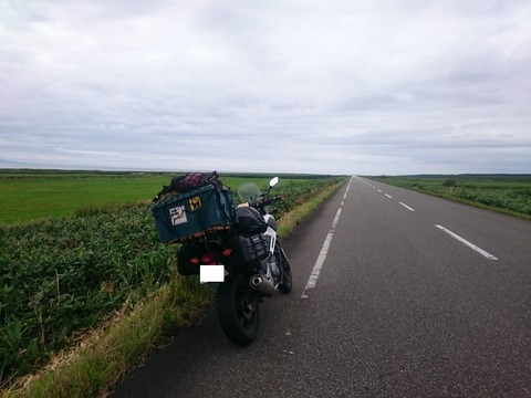 02ガードレールも電柱もなくどこまでもまっすぐな北海道の道 (2)